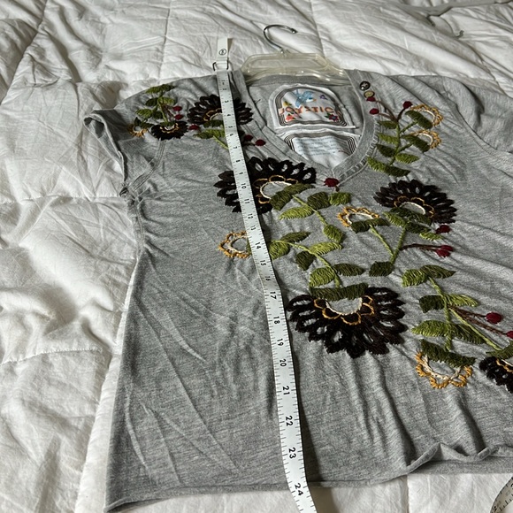 Johnny Was Joystick embroidered gray T-shirt Small - Picture 4 of 5